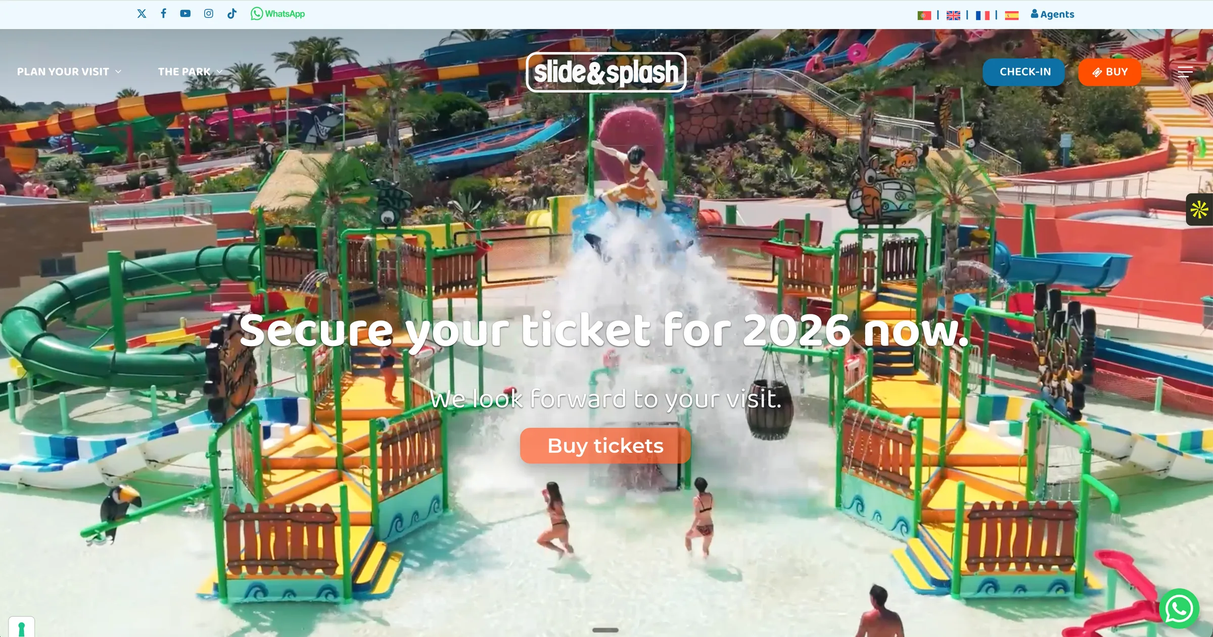 Site do parque aquático Slide & Splash com o título "Secure your ticket for 2026 now" e botão "Buy tickets"