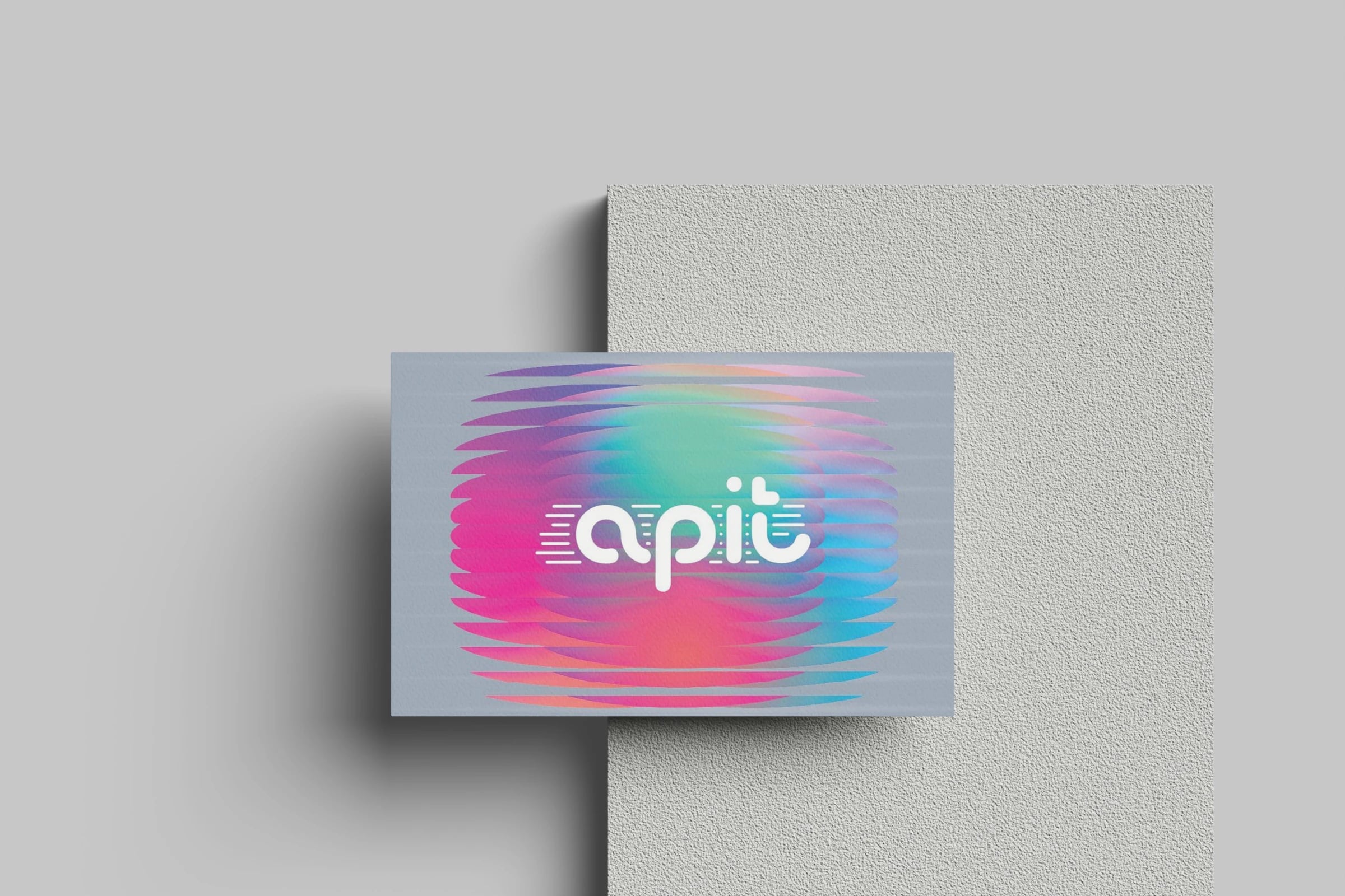 Cartão de visita com ondas em gradiente rosa, azul e verde e o logótipo "apit" a branco, sobre fundo cinzento